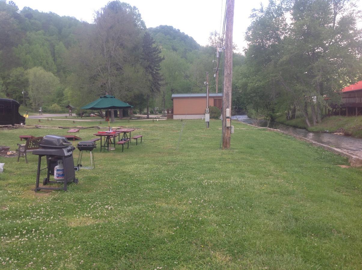 Qualla Cabins And Motel Cherokee Near Casino Whittier Exteriör bild